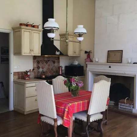 Charming 14th Century Village Chateau With Gardens And Outdoor Pool 펜션 *