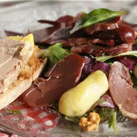 Charming 14th Century Village Chateau With Gardens And Outdoor Pool 펜션 *