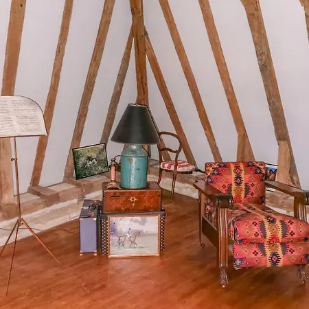 Charming 14th Century Village Chateau With Gardens And Outdoor Pool 펜션