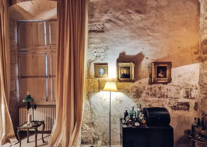 Casa de Férias Charming 14th Century Village Chateau With Gardens And Outdoor Pool *