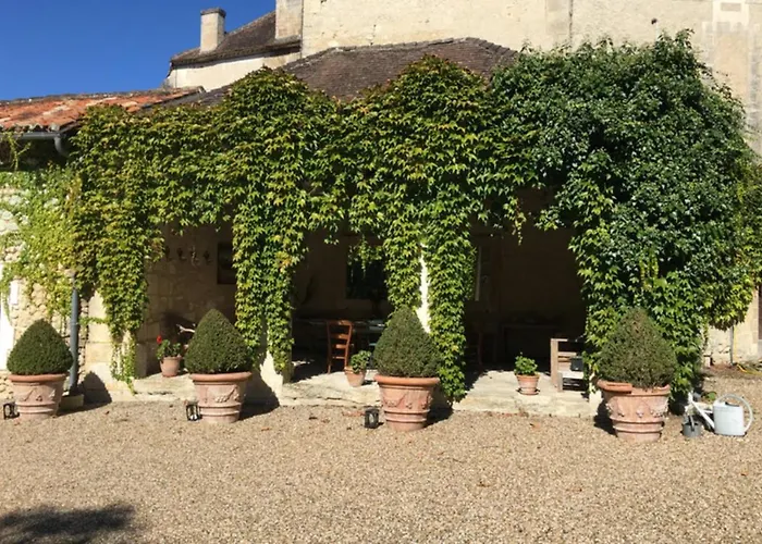 Casa de Férias Charming 14th Century Village Chateau With Gardens And Outdoor Pool