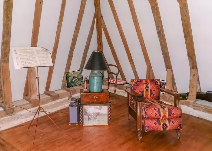 Charming 14th Century Village Chateau With Gardens And Outdoor Pool Casa de Férias