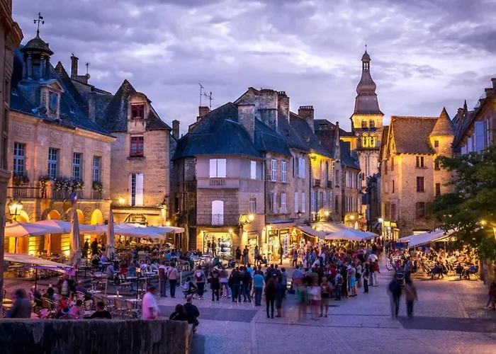 Charming 14th Century Village Chateau With Gardens And Outdoor Pool Casa de Férias Celles (Dordogne)