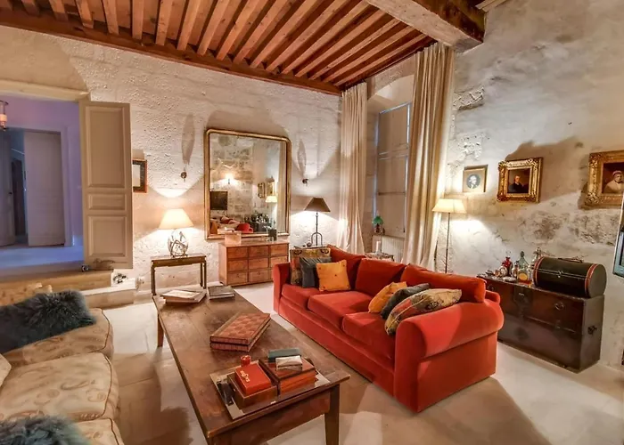 Casa de Férias Charming 14th Century Village Chateau With Gardens And Outdoor Pool