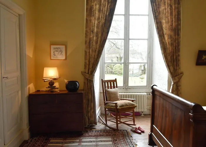 Casa de Férias Charming 14th Century Village Chateau With Gardens And Outdoor Pool *